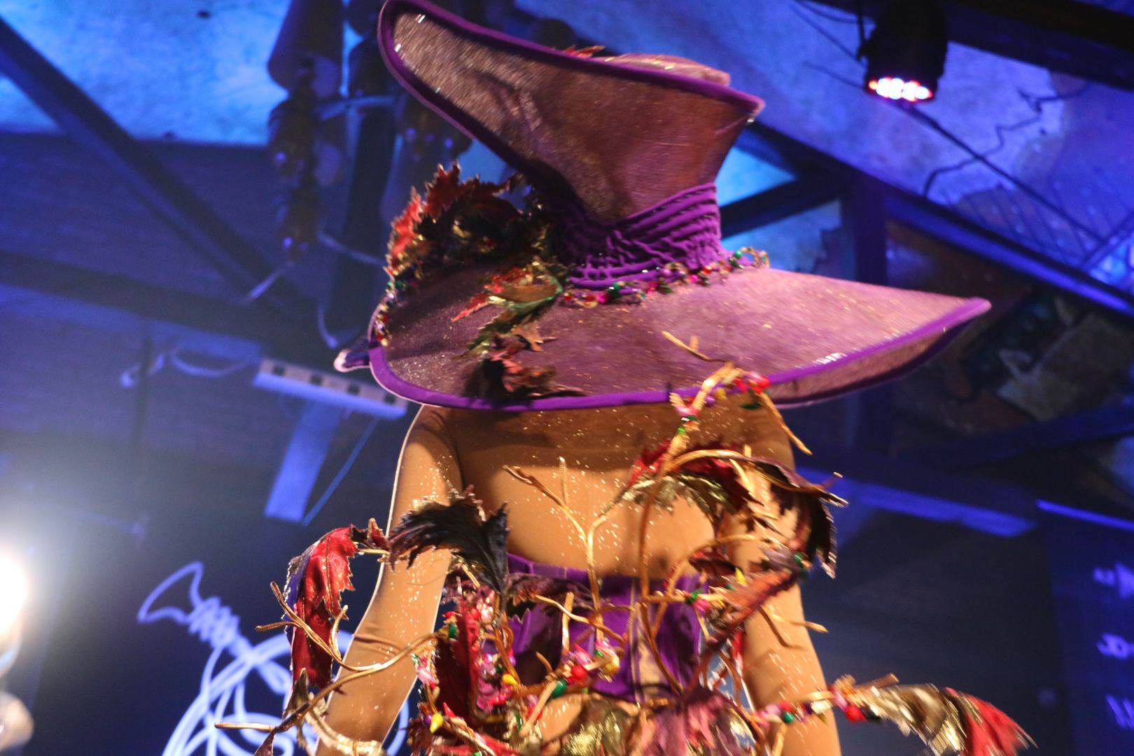 Одним вечером в Баку - противогаз, бабушка из Нидерландов и кафкианские сцены (ВИДЕО,ФОТО)