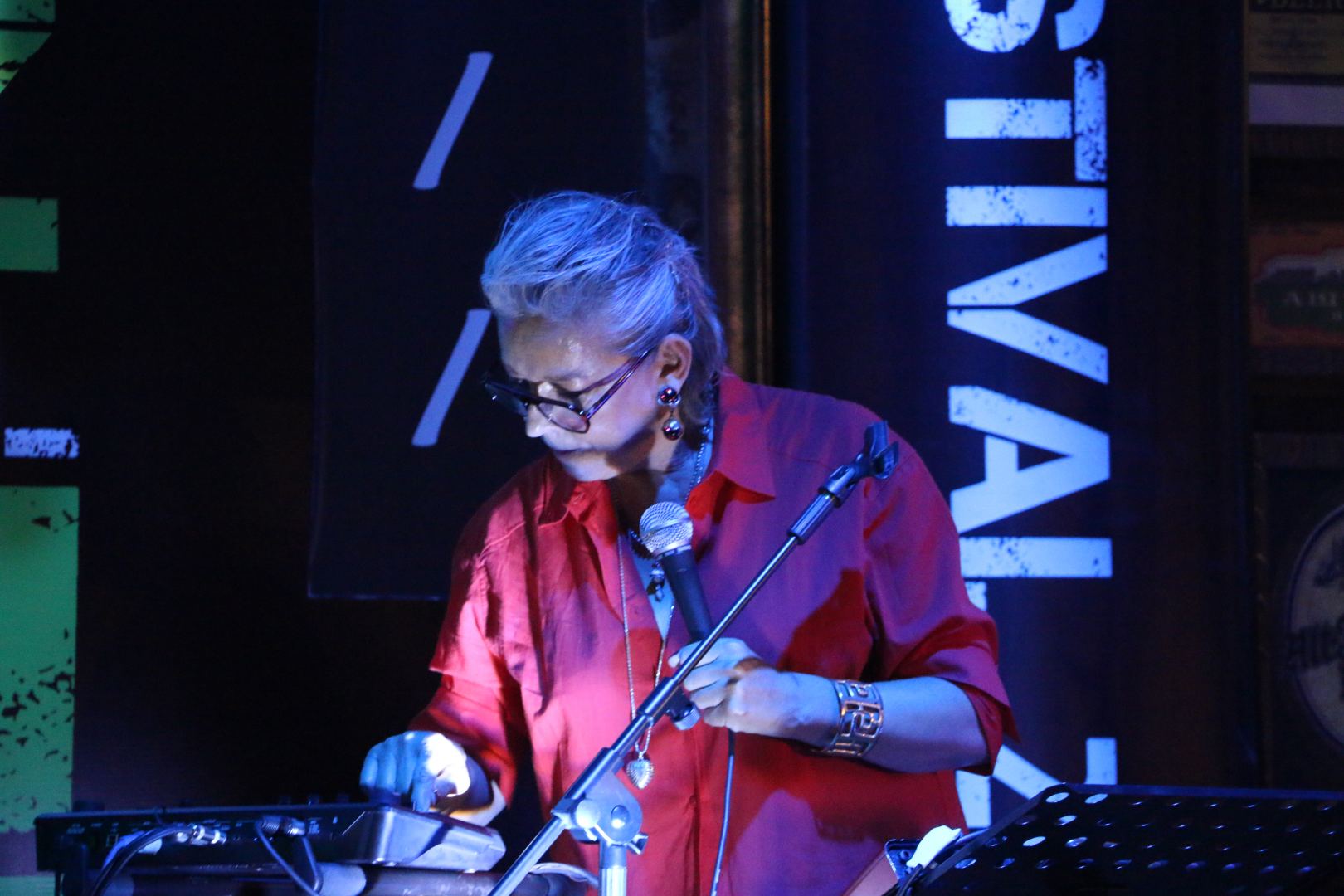 Одним вечером в Баку - противогаз, бабушка из Нидерландов и кафкианские сцены (ВИДЕО,ФОТО)