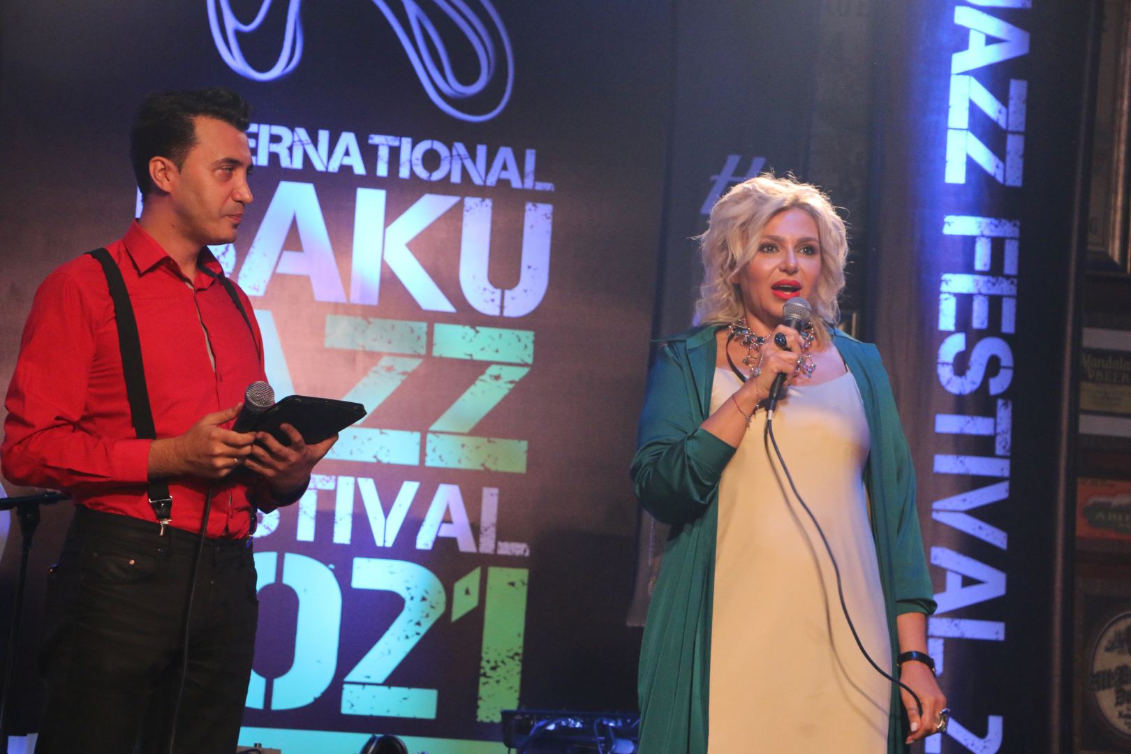 Одним вечером в Баку - противогаз, бабушка из Нидерландов и кафкианские сцены (ВИДЕО,ФОТО)