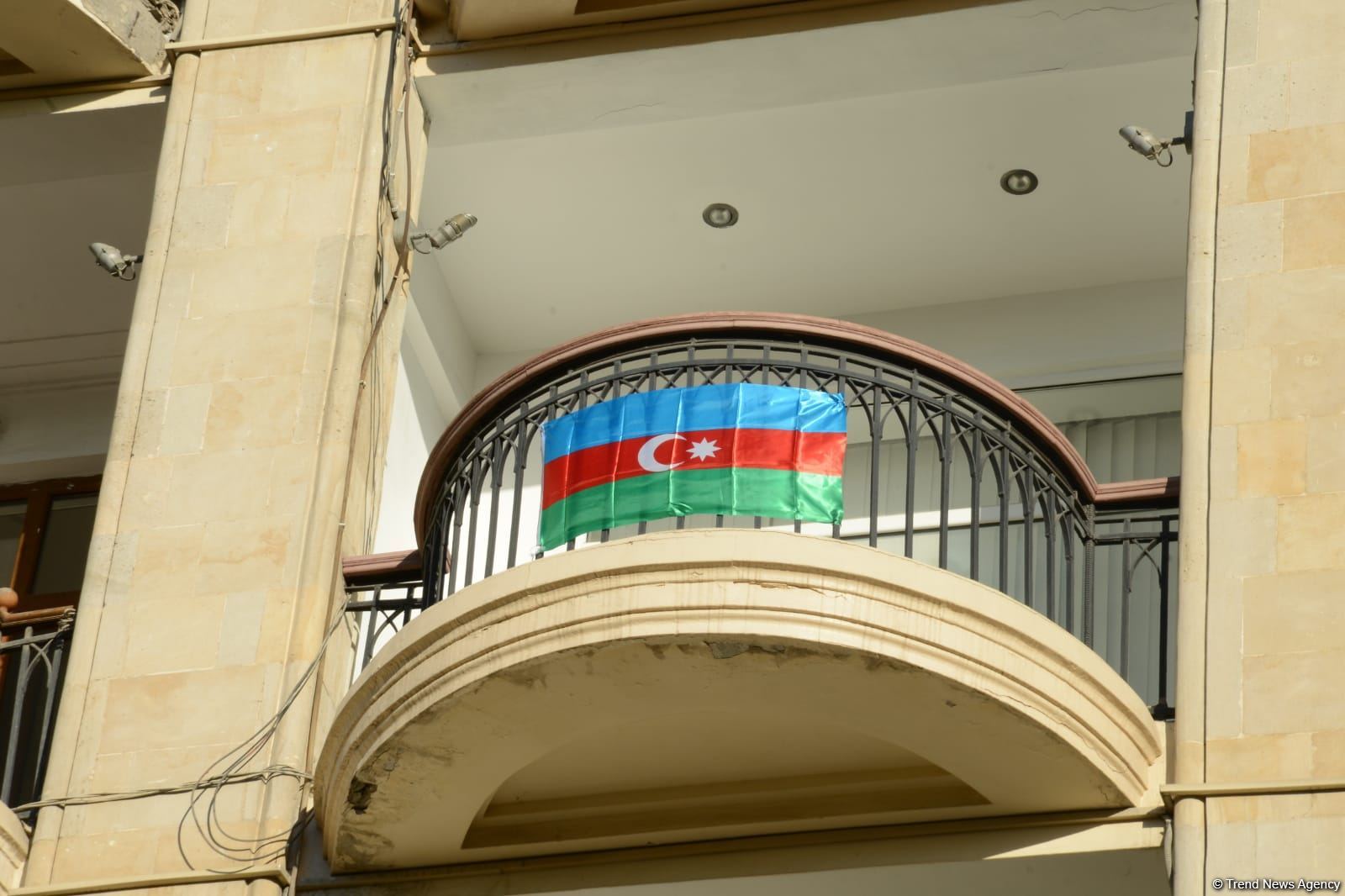 Улицы и проспекты Баку в День памяти украшены азербайджанскими флагами (ФОТО)