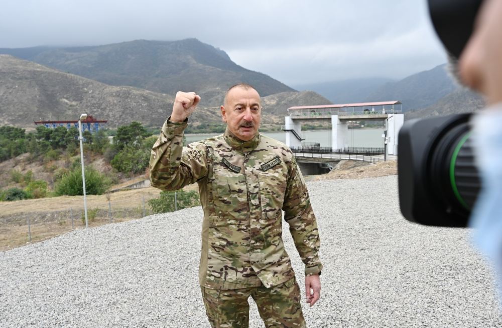 Президент Ильхам Алиев поднял флаг Азербайджана в поселке Суговушан Тертерского района (ФОТО)