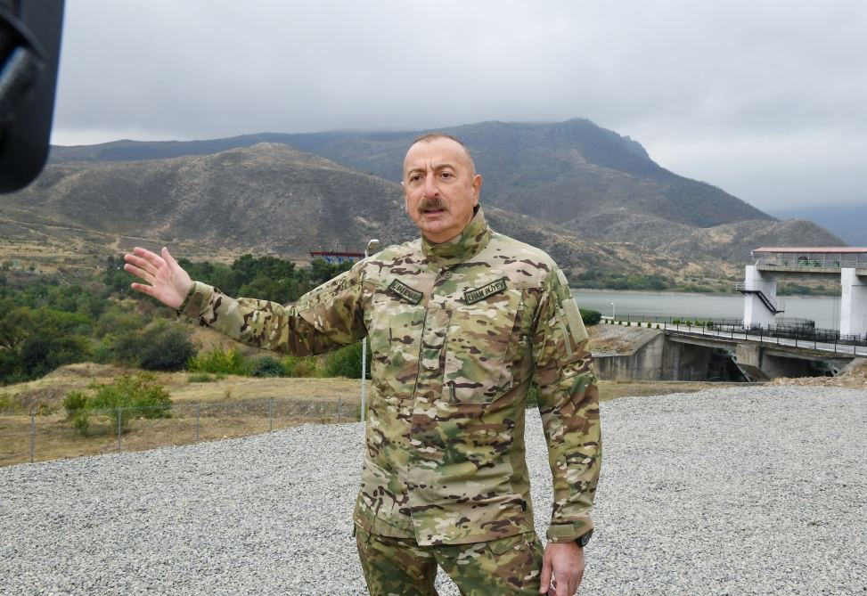 Президент Ильхам Алиев поднял флаг Азербайджана в поселке Суговушан Тертерского района (ФОТО)