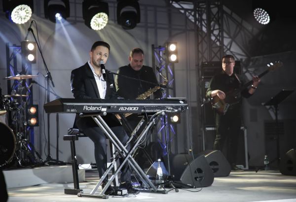 Белоснежный шатер на берегу Каспийского моря – сюрприз от Брендона Стоуна бакинцам (ФОТО)