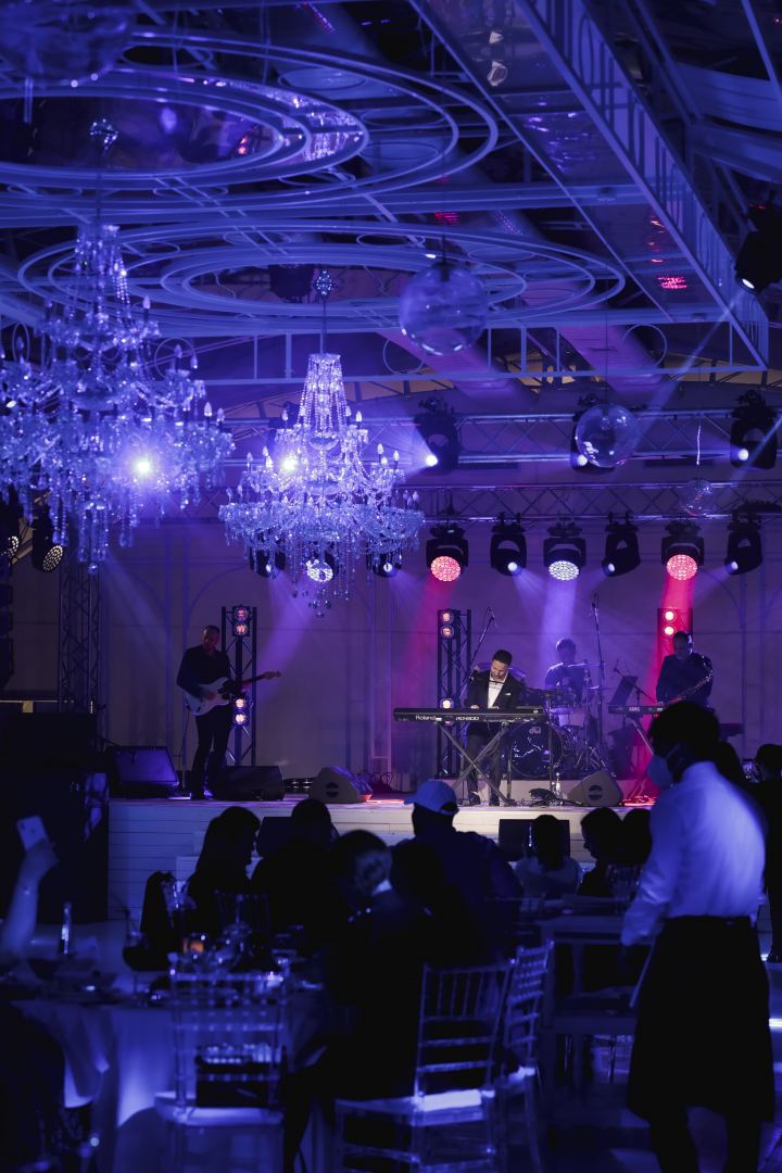 Белоснежный шатер на берегу Каспийского моря – сюрприз от Брендона Стоуна бакинцам (ФОТО)