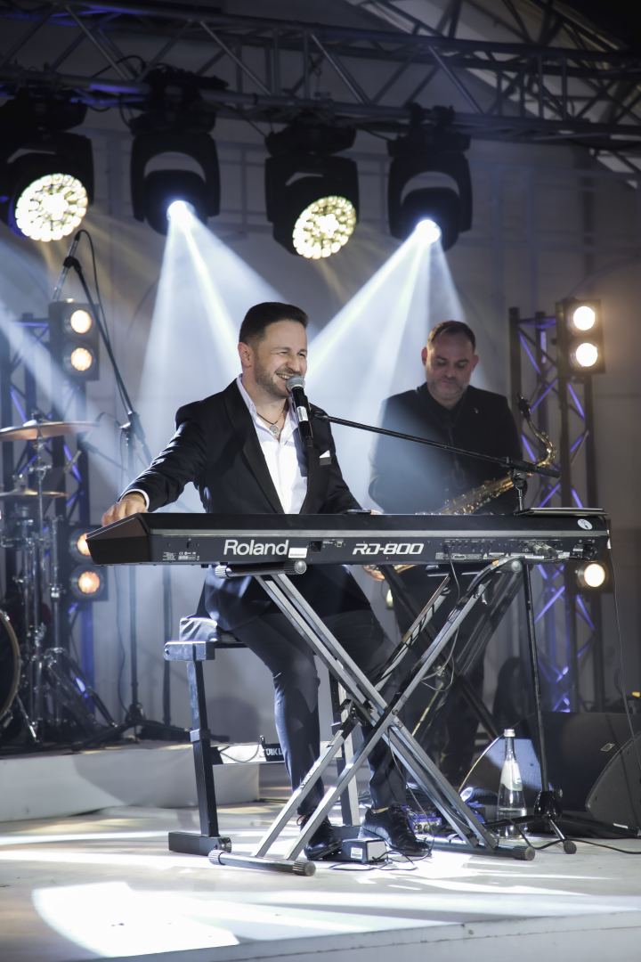 Белоснежный шатер на берегу Каспийского моря – сюрприз от Брендона Стоуна бакинцам (ФОТО)