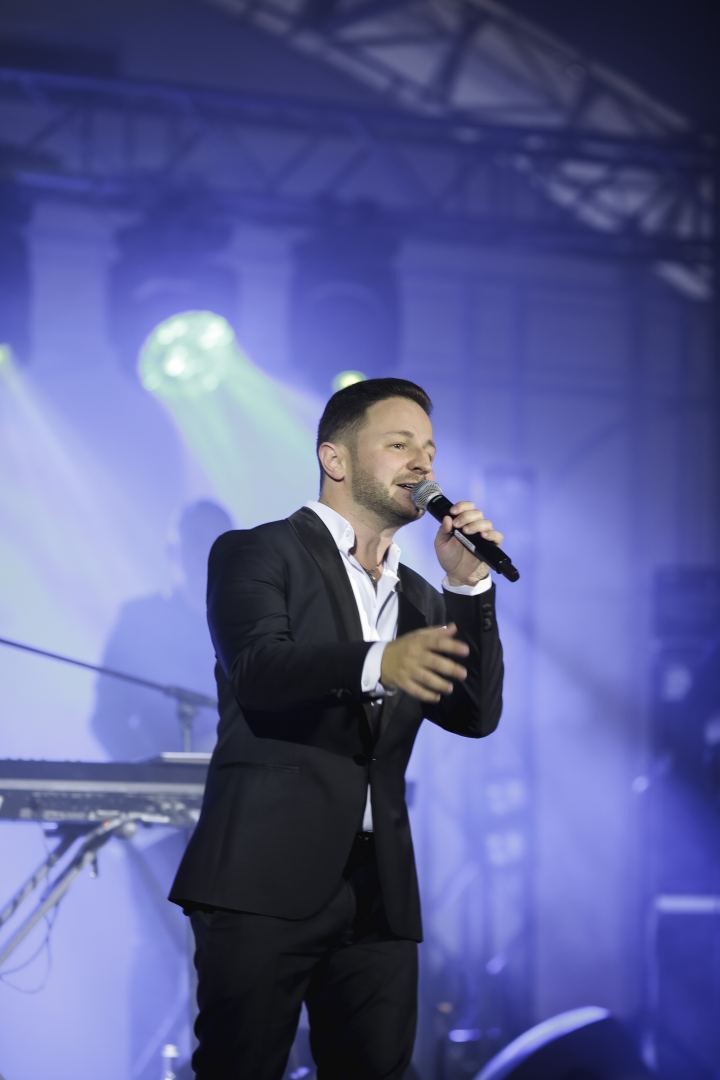 Белоснежный шатер на берегу Каспийского моря – сюрприз от Брендона Стоуна бакинцам (ФОТО)