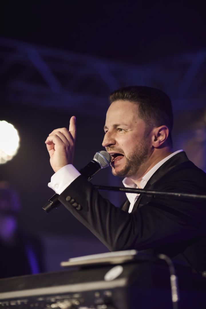 Белоснежный шатер на берегу Каспийского моря – сюрприз от Брендона Стоуна бакинцам (ФОТО)