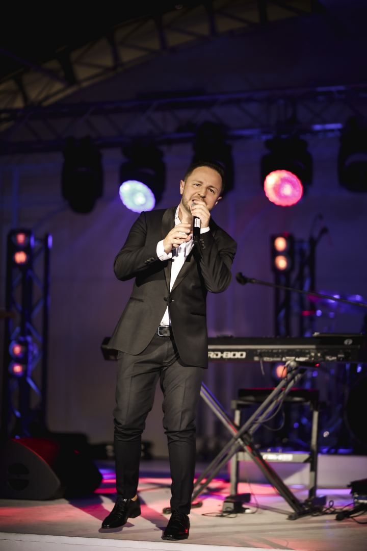 Белоснежный шатер на берегу Каспийского моря – сюрприз от Брендона Стоуна бакинцам (ФОТО)