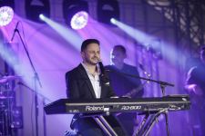 Белоснежный шатер на берегу Каспийского моря – сюрприз от Брендона Стоуна бакинцам (ФОТО)