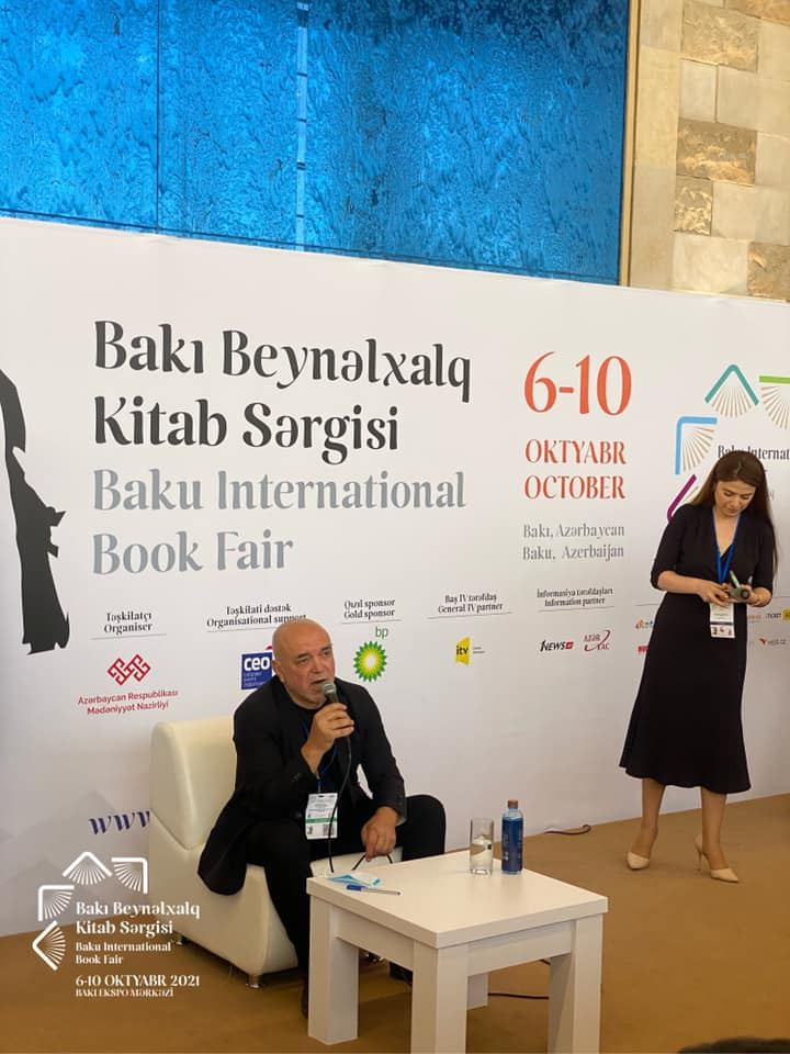 Жених и невеста создали семью на книжной выставке в Баку, ковер любви, "аппетитные" издания… (ФОТО)