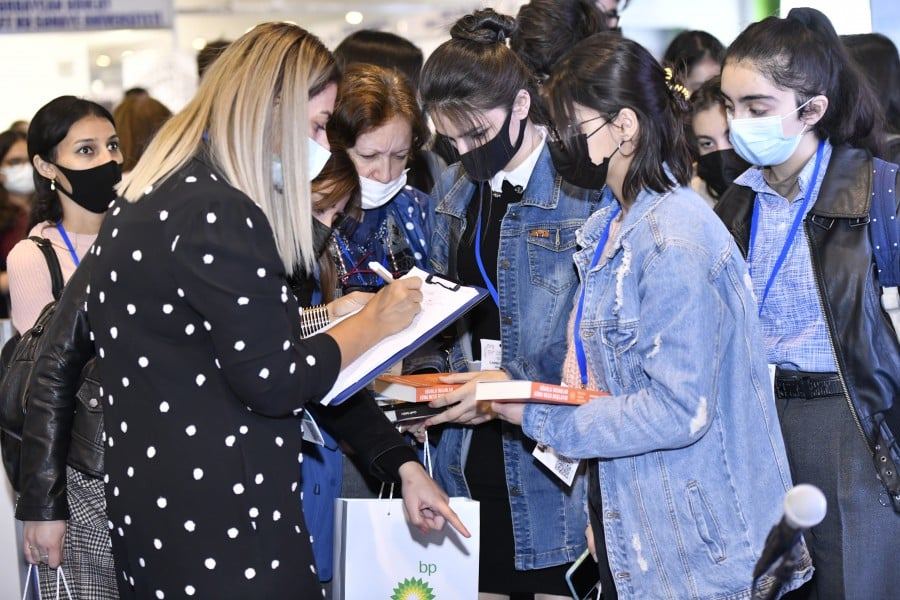 Жених и невеста создали семью на книжной выставке в Баку, ковер любви, "аппетитные" издания… (ФОТО)