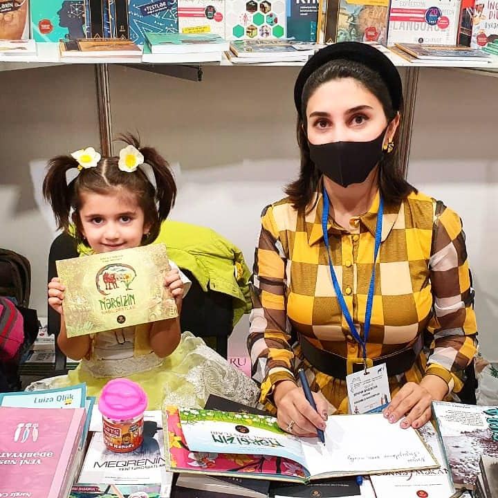 Жених и невеста создали семью на книжной выставке в Баку, ковер любви, "аппетитные" издания… (ФОТО)