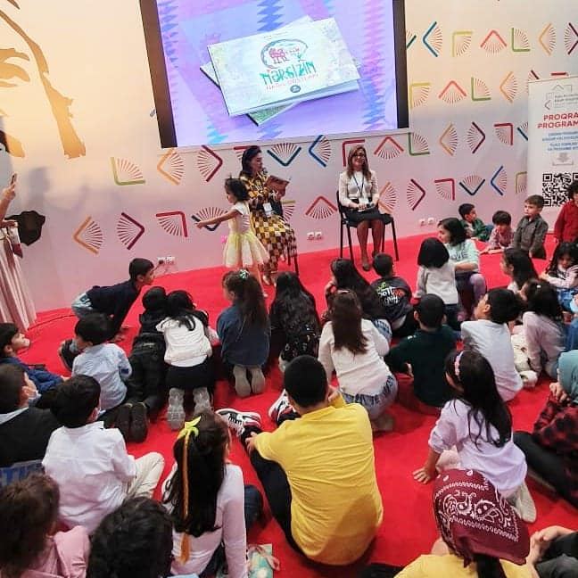 Жених и невеста создали семью на книжной выставке в Баку, ковер любви, "аппетитные" издания… (ФОТО)