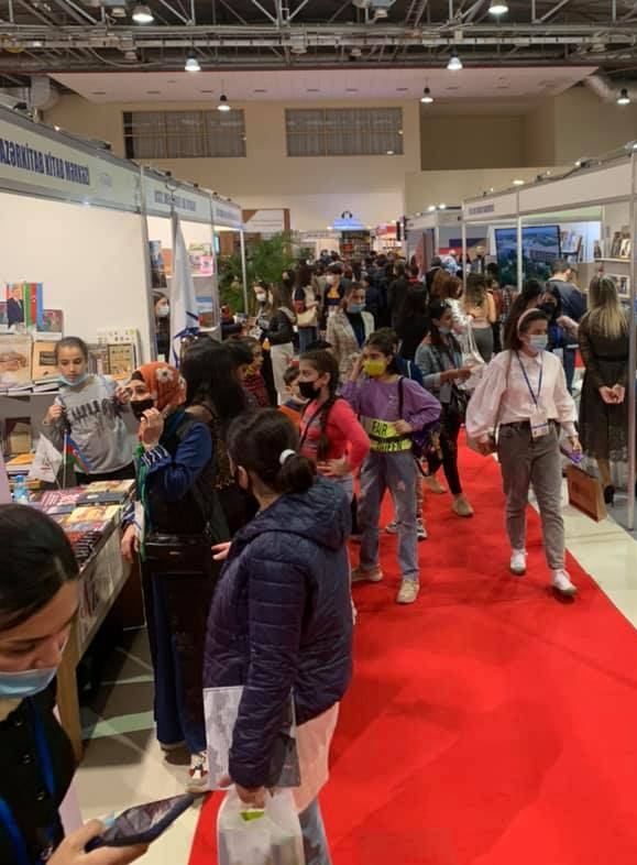 Жених и невеста создали семью на книжной выставке в Баку, ковер любви, "аппетитные" издания… (ФОТО)