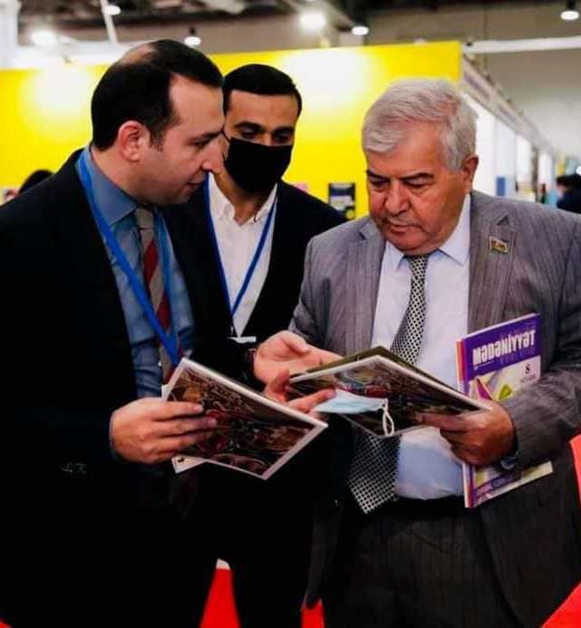 Жених и невеста создали семью на книжной выставке в Баку, ковер любви, "аппетитные" издания… (ФОТО)