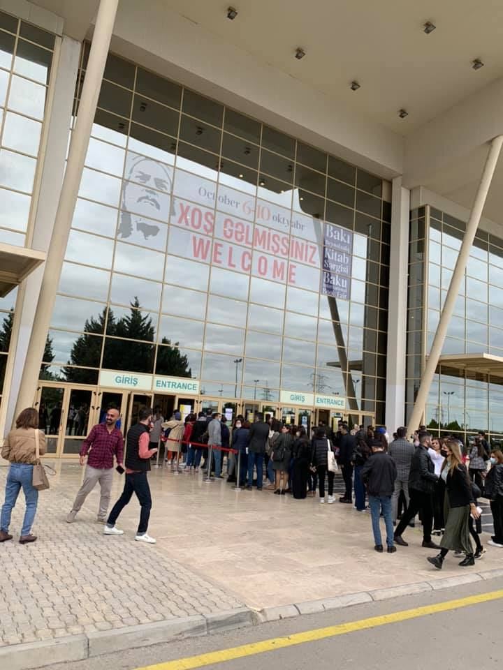 Жених и невеста создали семью на книжной выставке в Баку, ковер любви, "аппетитные" издания… (ФОТО)