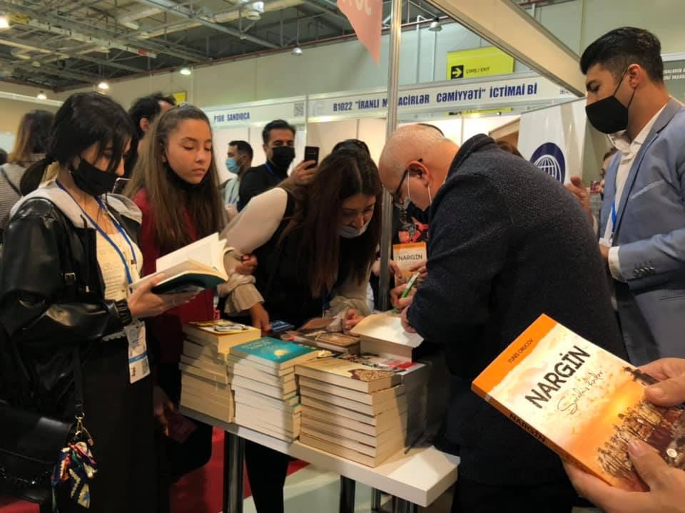 Жених и невеста создали семью на книжной выставке в Баку, ковер любви, "аппетитные" издания… (ФОТО)