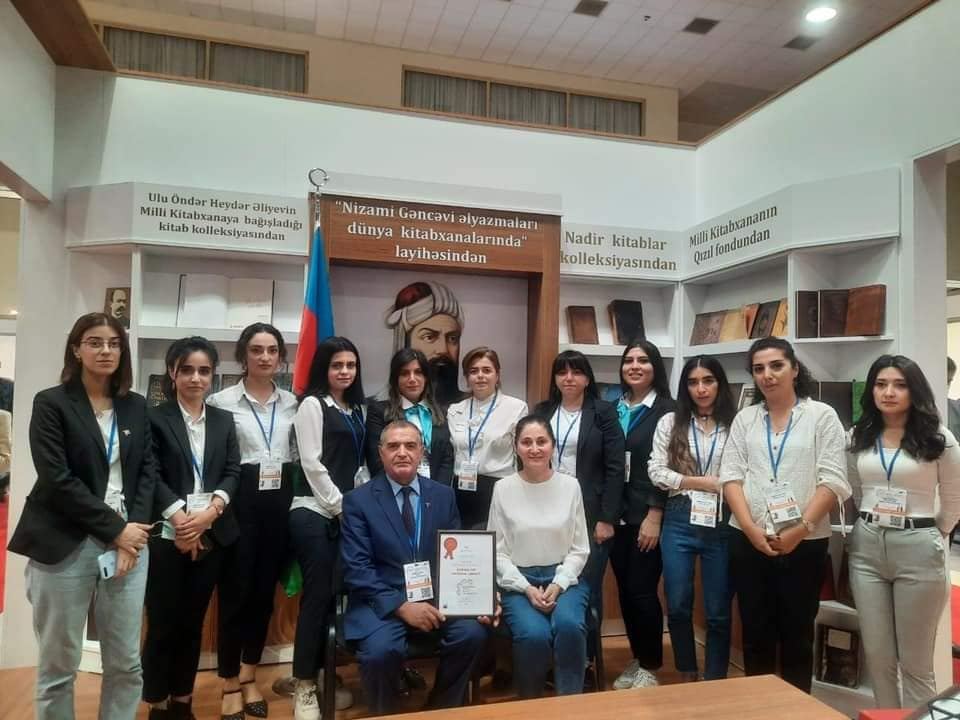 Жених и невеста создали семью на книжной выставке в Баку, ковер любви, "аппетитные" издания… (ФОТО)