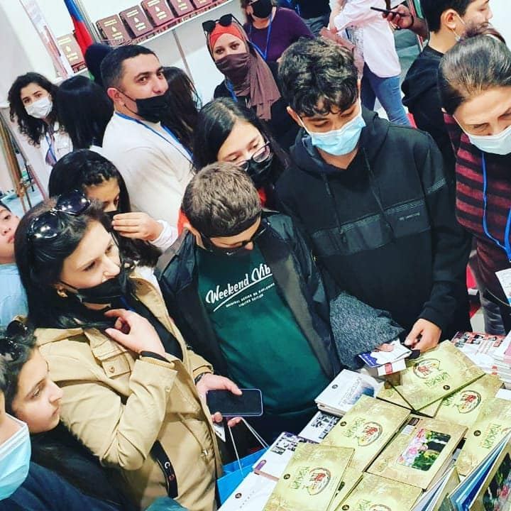 Жених и невеста создали семью на книжной выставке в Баку, ковер любви, "аппетитные" издания… (ФОТО)