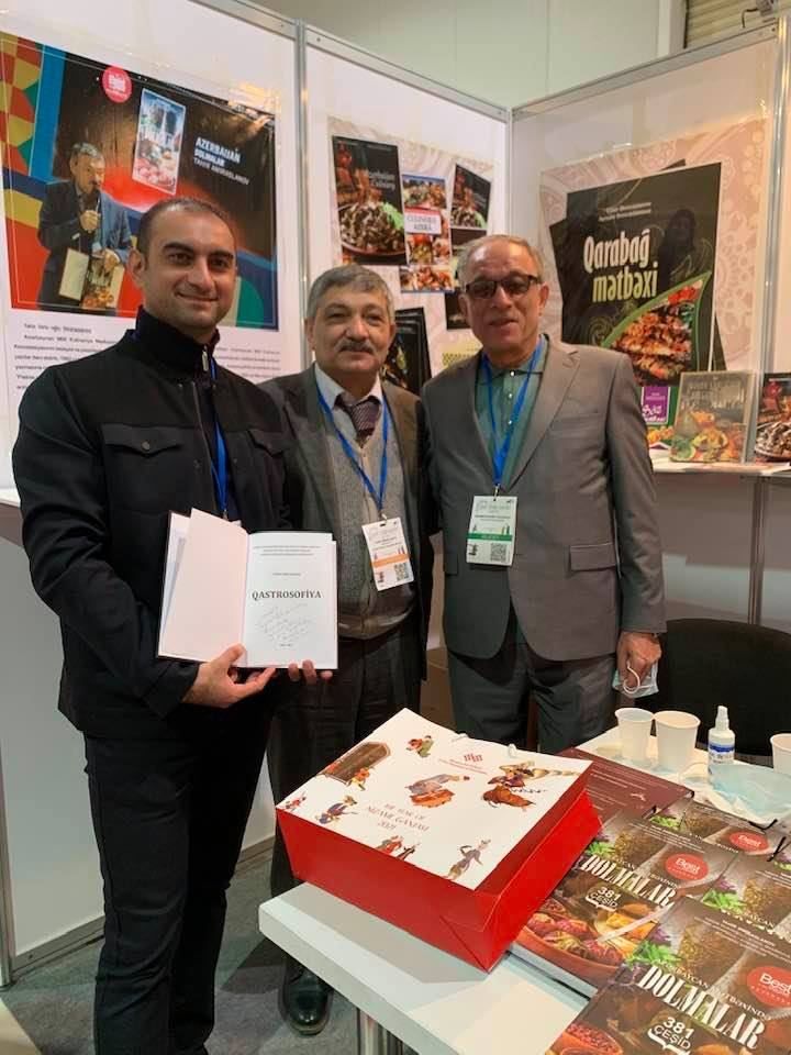 Жених и невеста создали семью на книжной выставке в Баку, ковер любви, "аппетитные" издания… (ФОТО)