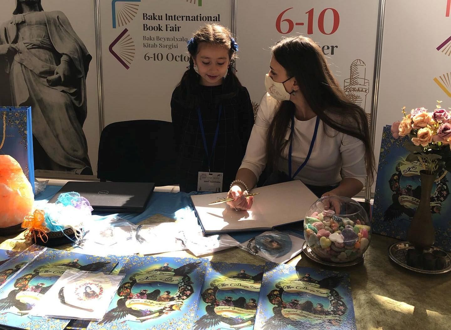 Жених и невеста создали семью на книжной выставке в Баку, ковер любви, "аппетитные" издания… (ФОТО)