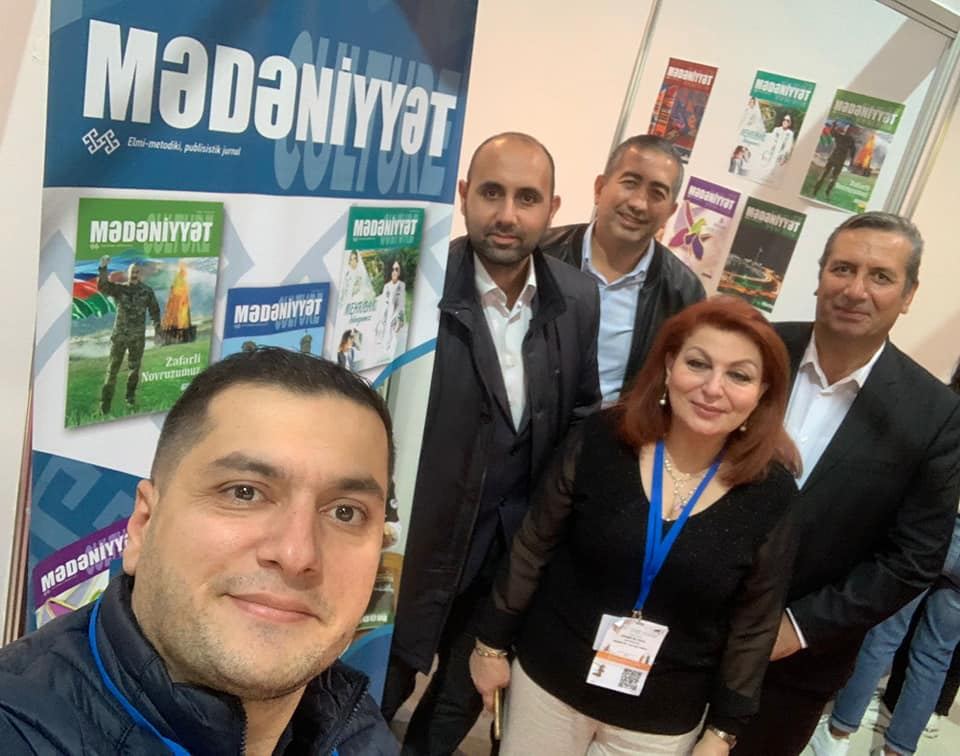 Жених и невеста создали семью на книжной выставке в Баку, ковер любви, "аппетитные" издания… (ФОТО)