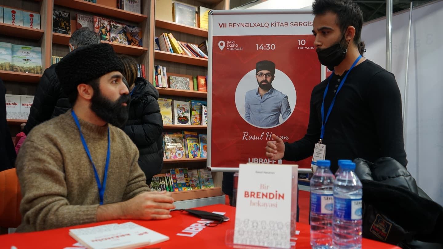 Жених и невеста создали семью на книжной выставке в Баку, ковер любви, "аппетитные" издания… (ФОТО)