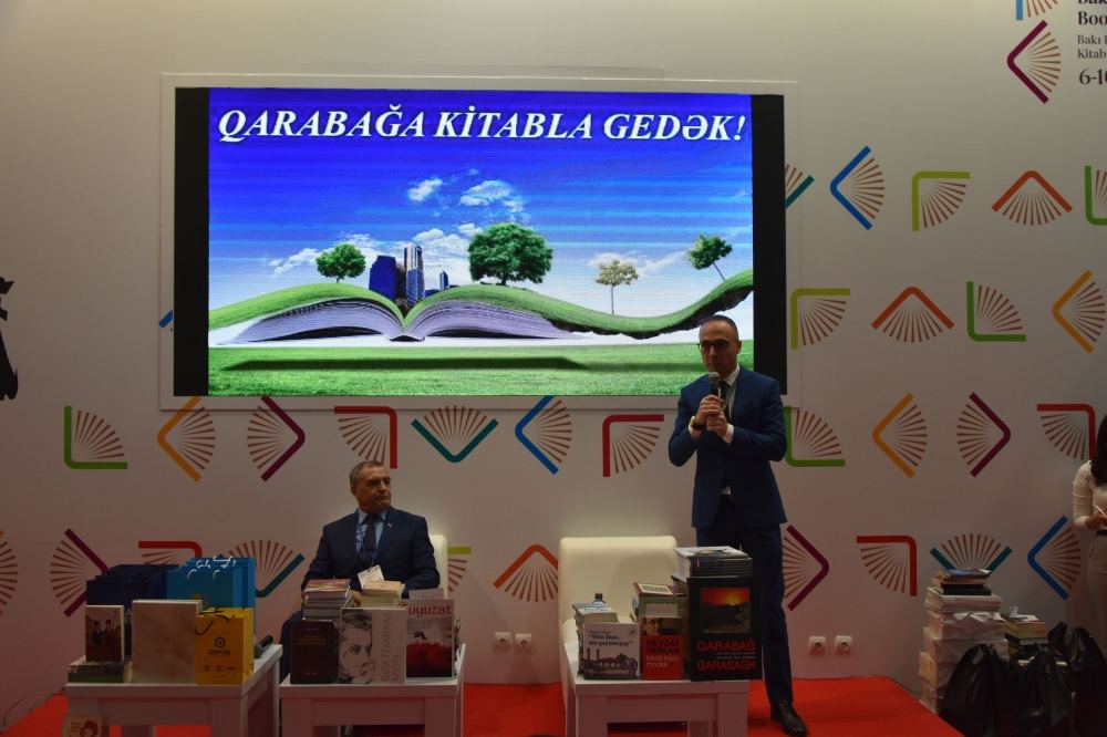 Жених и невеста создали семью на книжной выставке в Баку, ковер любви, "аппетитные" издания… (ФОТО)