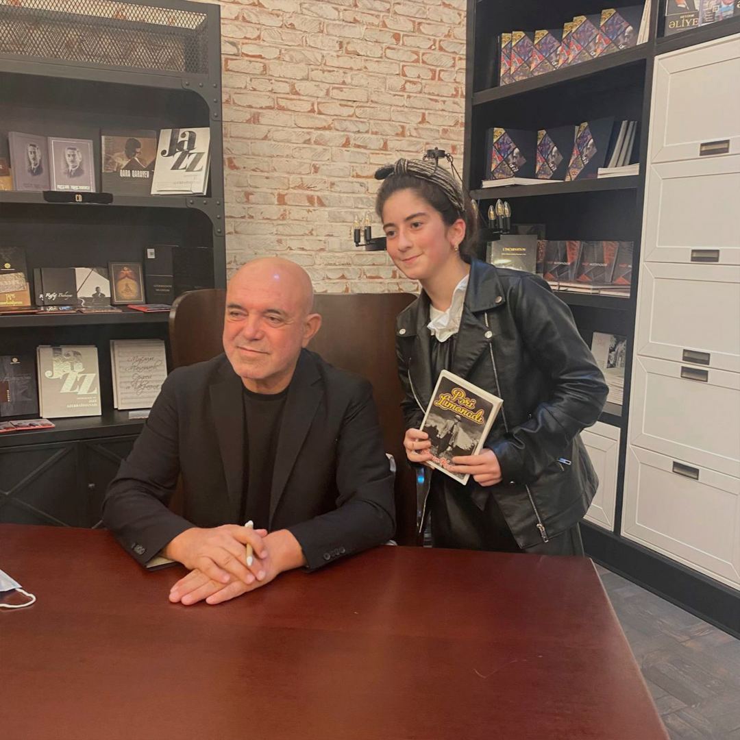 Звезда турецкого сериала "Чукур" поделился своей тяжелой судьбой с бакинцами (ФОТО)