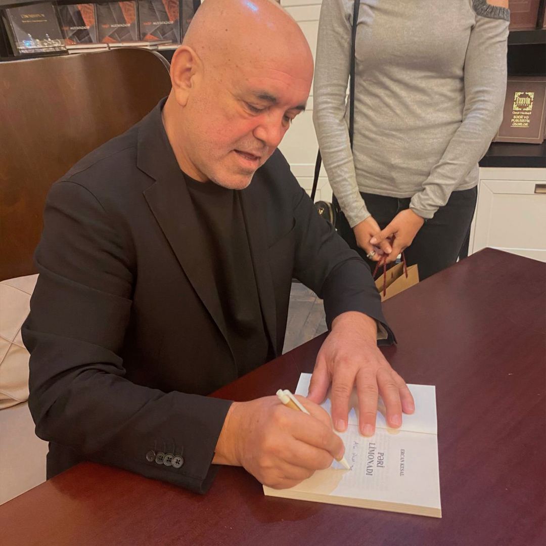 Звезда турецкого сериала "Чукур" поделился своей тяжелой судьбой с бакинцами (ФОТО)