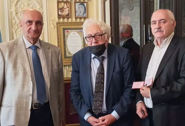 Известный российский писатель Эльдар Ахадов стал почетным членом Союза писателей Азербайджана (ФОТО)