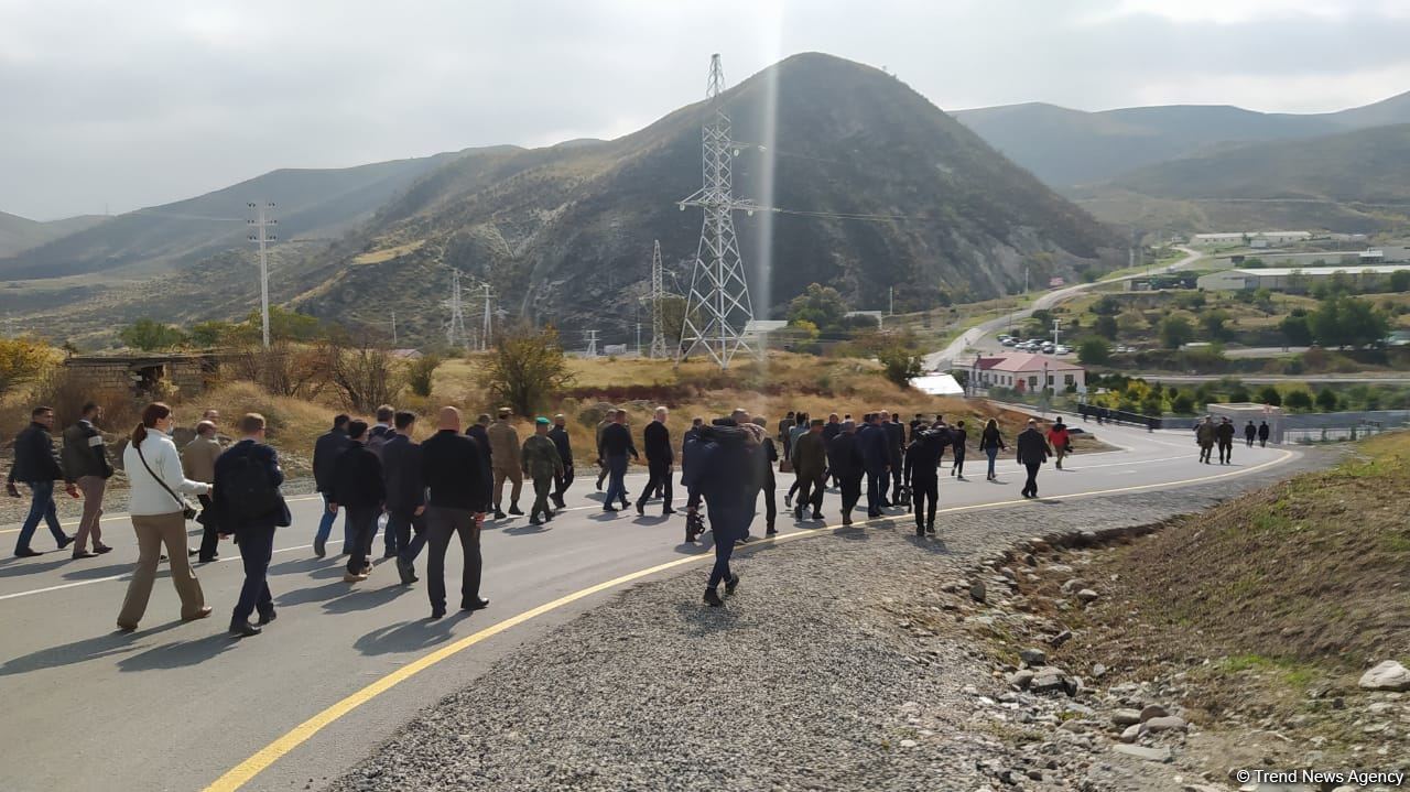 Представители дипкорпуса ознакамливаются с восстановительными работами на освобожденных территориях - помощник Президента Азербайджана (ФОТО)