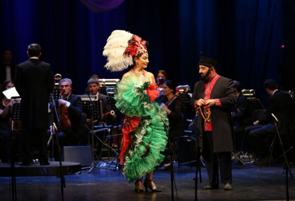 Азербайджанский Мешади Ибад "положил глаз" на Сильву из Венгрии (ФОТО)