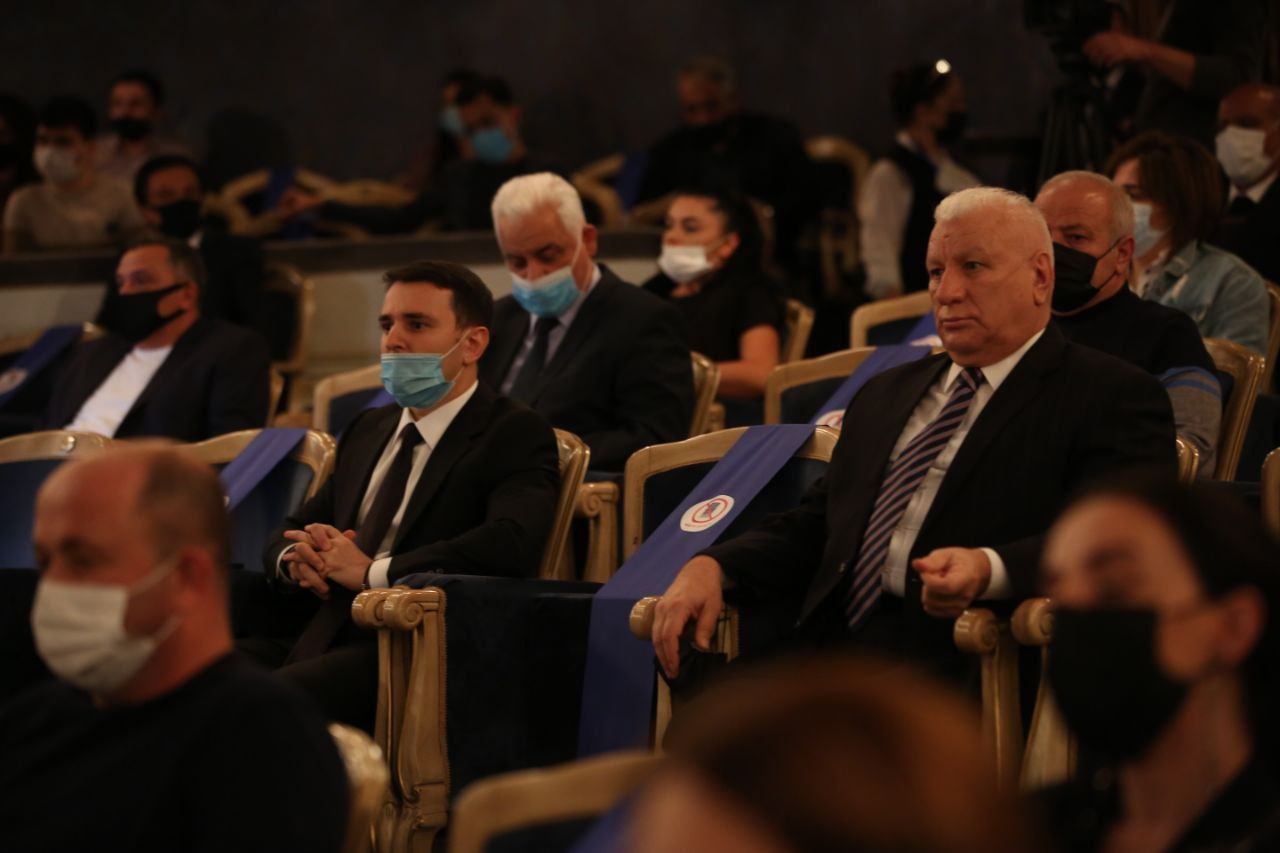 Азербайджанский Мешади Ибад "положил глаз" на Сильву из Венгрии (ФОТО)