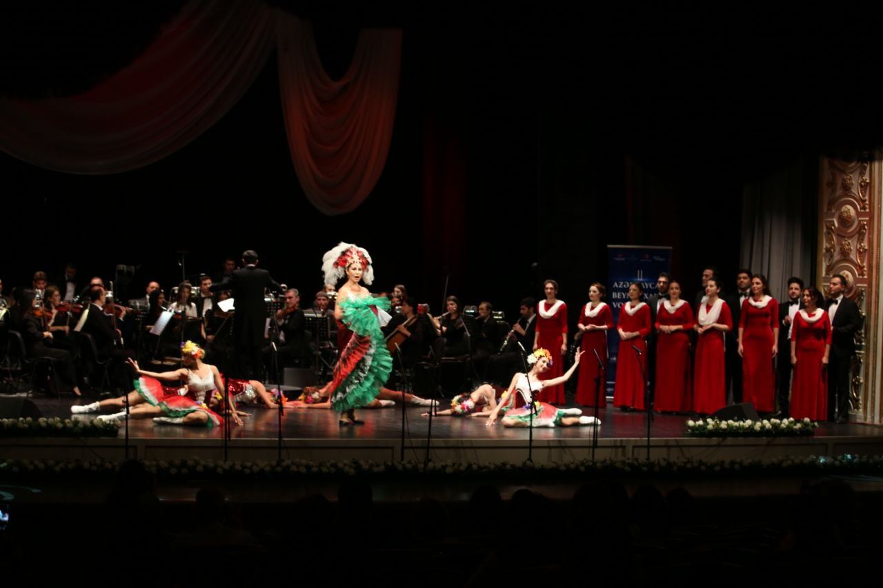 Азербайджанский Мешади Ибад "положил глаз" на Сильву из Венгрии (ФОТО)