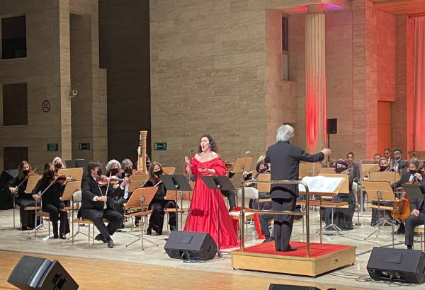 Грандиозный концерт артистов тюркского мира – известный оркестр выступил под управлением азербайджанского дирижера (ФОТО)