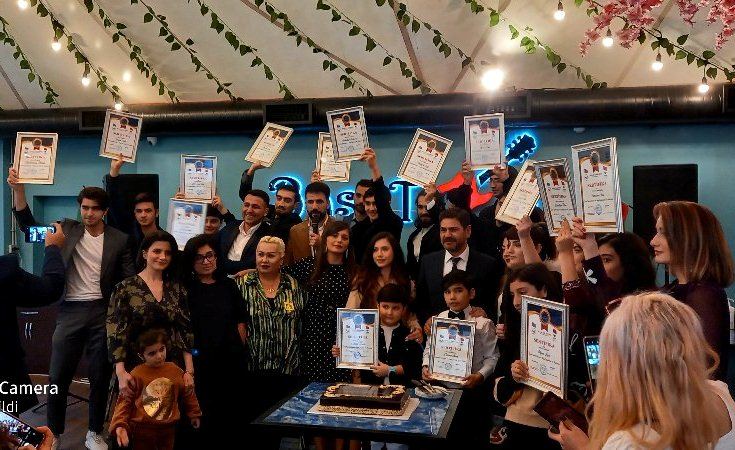 Звезда сериала "Kurtlar Vadisi" с супругой приехал в Баку (ФОТО)