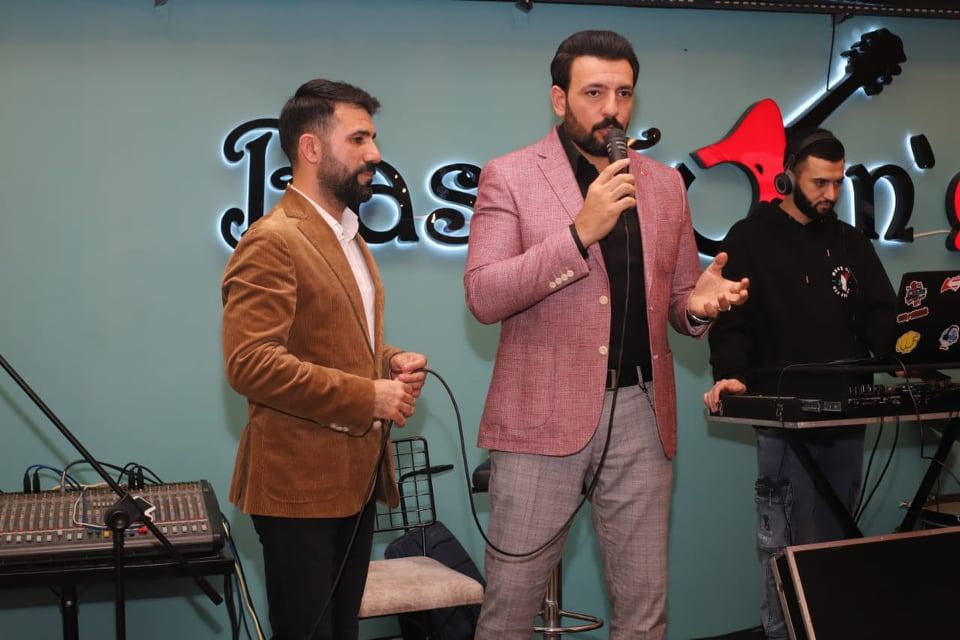 Звезда сериала "Kurtlar Vadisi" с супругой приехал в Баку (ФОТО)