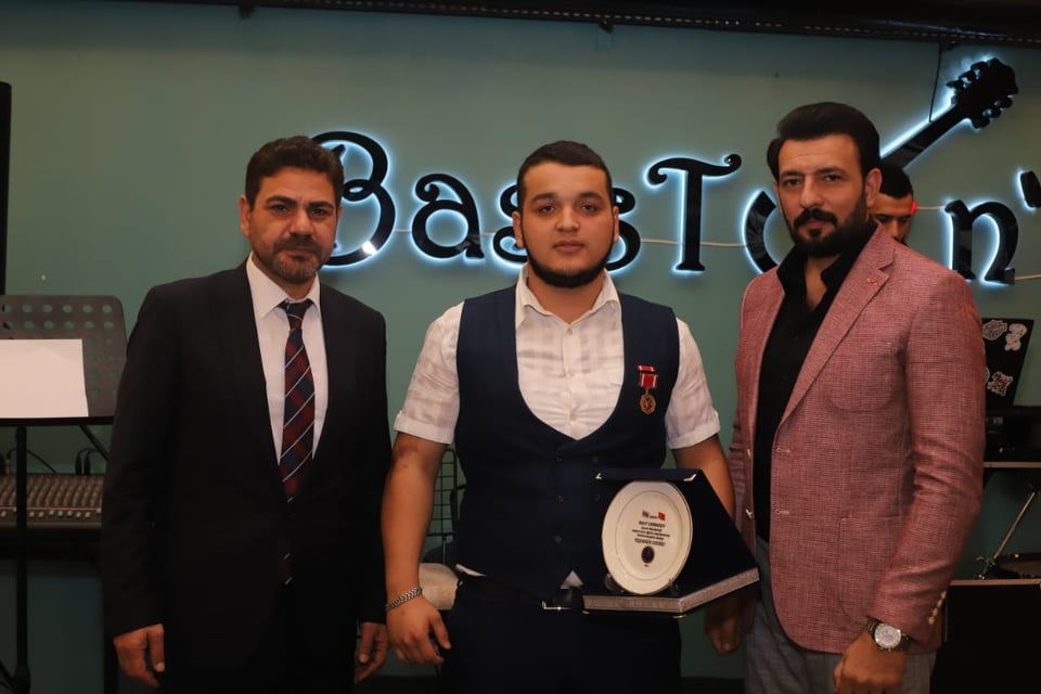 Звезда сериала "Kurtlar Vadisi" с супругой приехал в Баку (ФОТО)