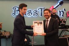 Звезда сериала "Kurtlar Vadisi" с супругой приехал в Баку (ФОТО)