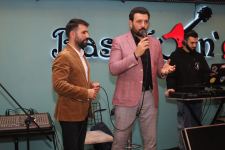 Звезда сериала "Kurtlar Vadisi" с супругой приехал в Баку (ФОТО)