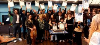 Звезда сериала "Kurtlar Vadisi" с супругой приехал в Баку (ФОТО)