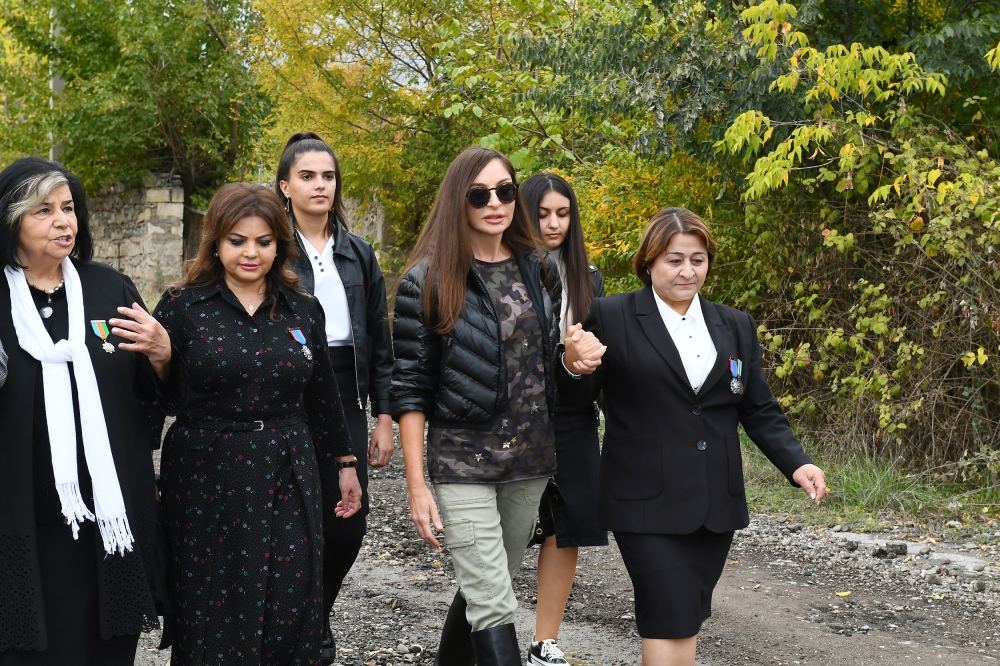 Президент Ильхам Алиев и Первая леди Мехрибан Алиева встретились с представителями общественности Зангилана (ФОТО/ВИДЕО)
