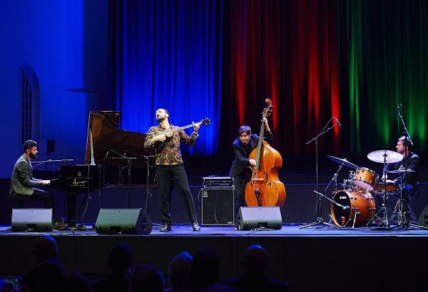 Потрясающий концерт в Страсбурге. Азербайджанцы и французы в едином порыве этно-джаза (ВИДЕО,ФОТО)