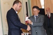 Азербайджанский поэт отмечен престижной премией в Москве. Сахиб Мамедов награжден золотым знаком и званием "Золотое перо Руси" (ФОТО)