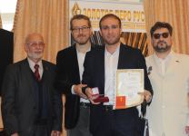 Азербайджанский поэт отмечен престижной премией в Москве. Сахиб Мамедов награжден золотым знаком и званием "Золотое перо Руси" (ФОТО)