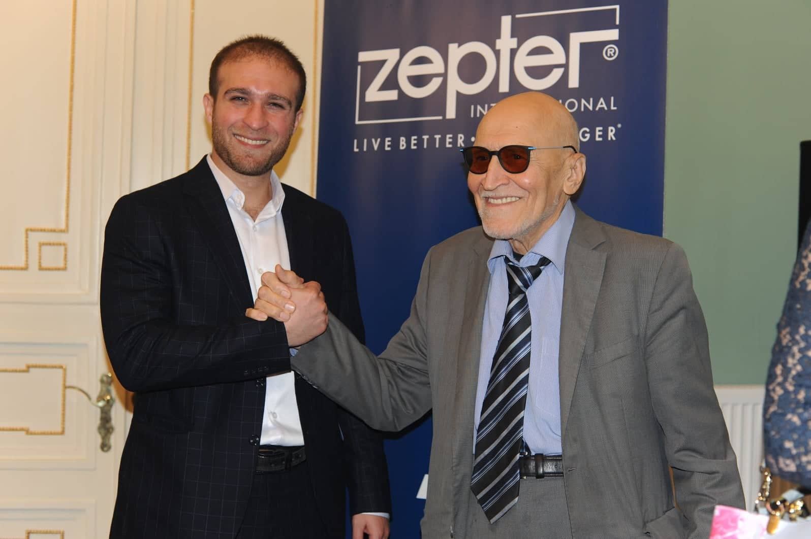 Азербайджанский поэт отмечен престижной премией в Москве. Сахиб Мамедов награжден золотым знаком и званием "Золотое перо Руси" (ФОТО)