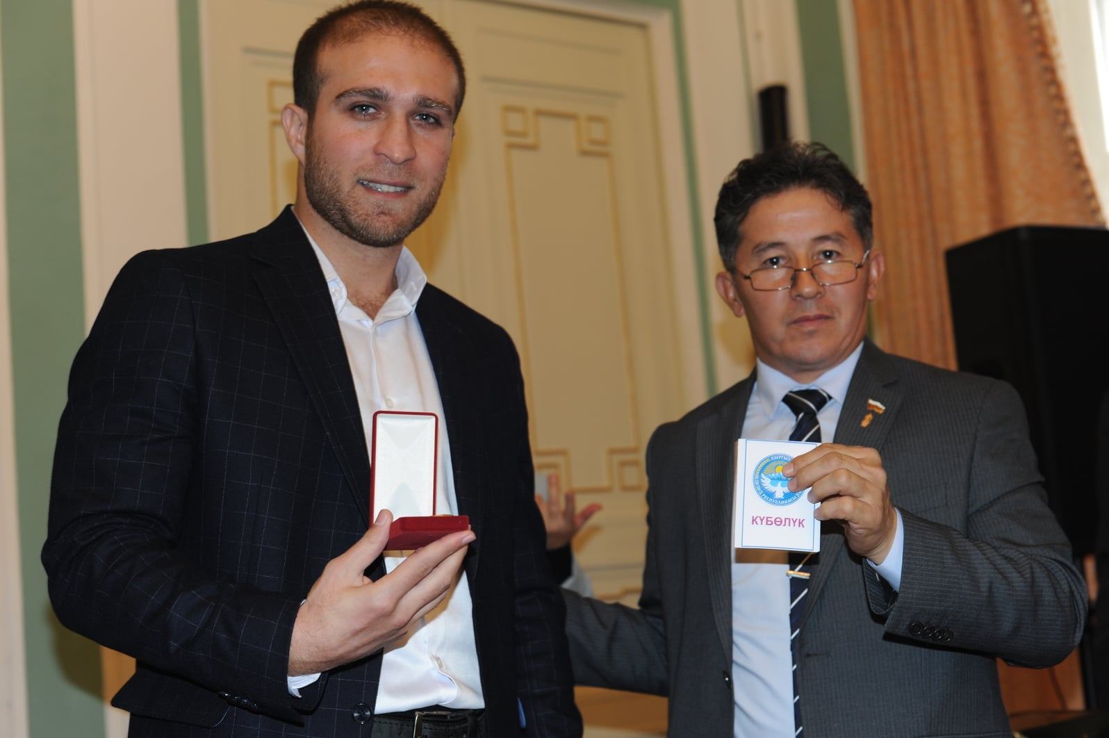 Азербайджанский поэт отмечен престижной премией в Москве. Сахиб Мамедов награжден золотым знаком и званием "Золотое перо Руси" (ФОТО)