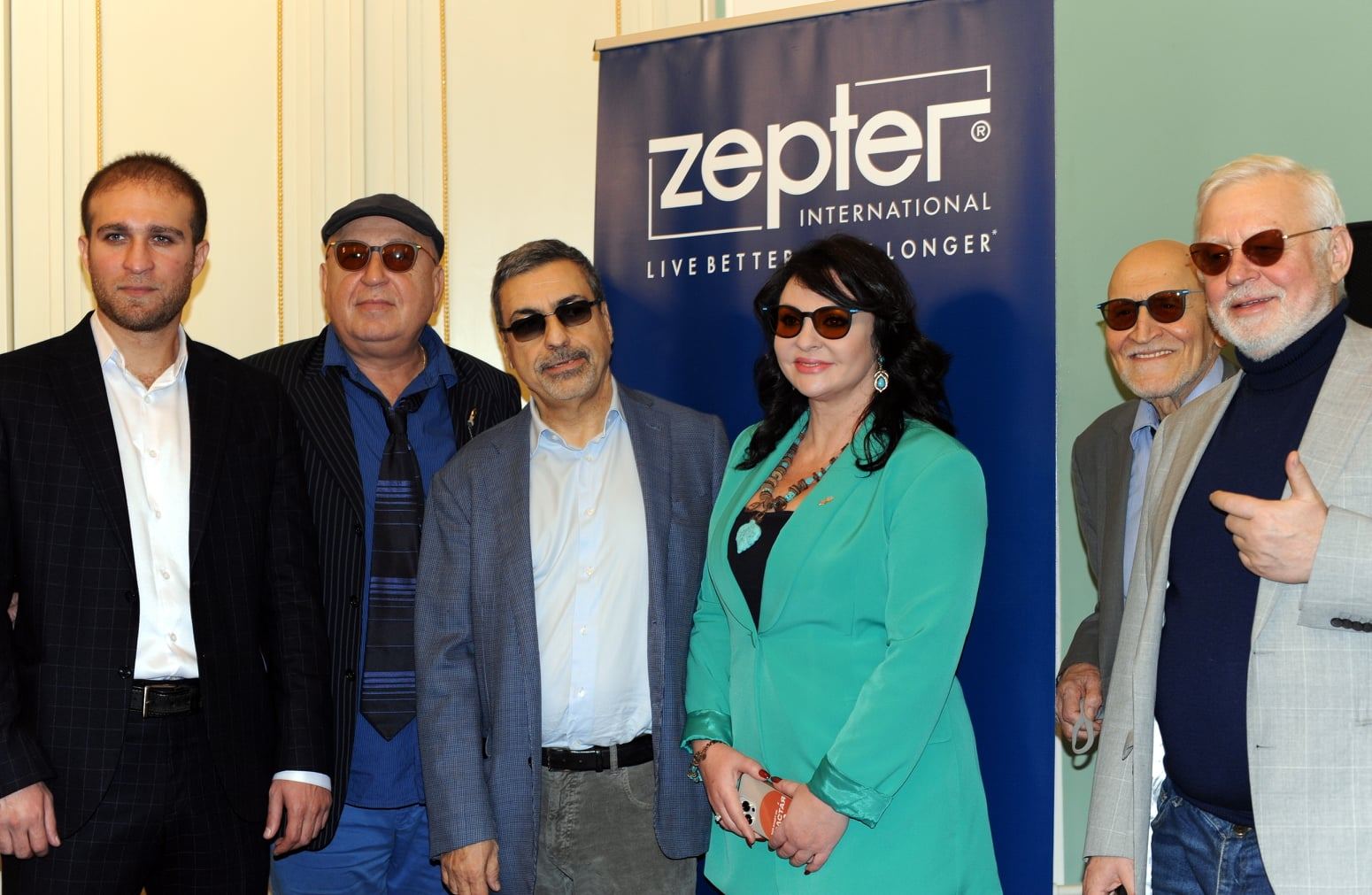 Азербайджанский поэт отмечен престижной премией в Москве. Сахиб Мамедов награжден золотым знаком и званием "Золотое перо Руси" (ФОТО)