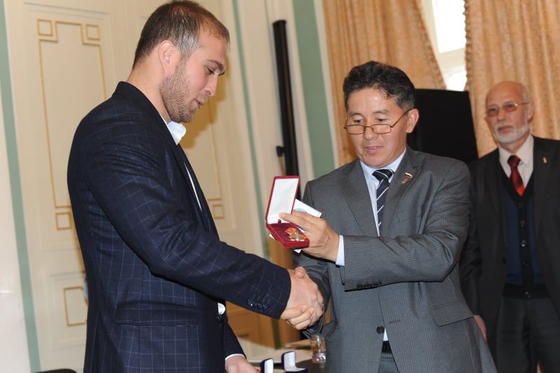 Азербайджанский поэт отмечен престижной премией в Москве. Сахиб Мамедов награжден золотым знаком и званием "Золотое перо Руси" (ФОТО)